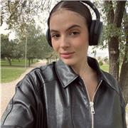 Hola, soy una chica de 18 años que busca dar clases de inglés a todos los niveles. Yo tengo un titulo C1 en Cambridge (CAE)